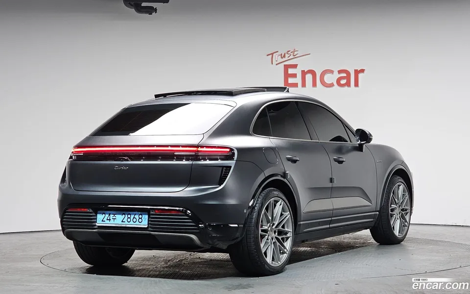 Porsche Macan Electric 2025 — миниатюра 2