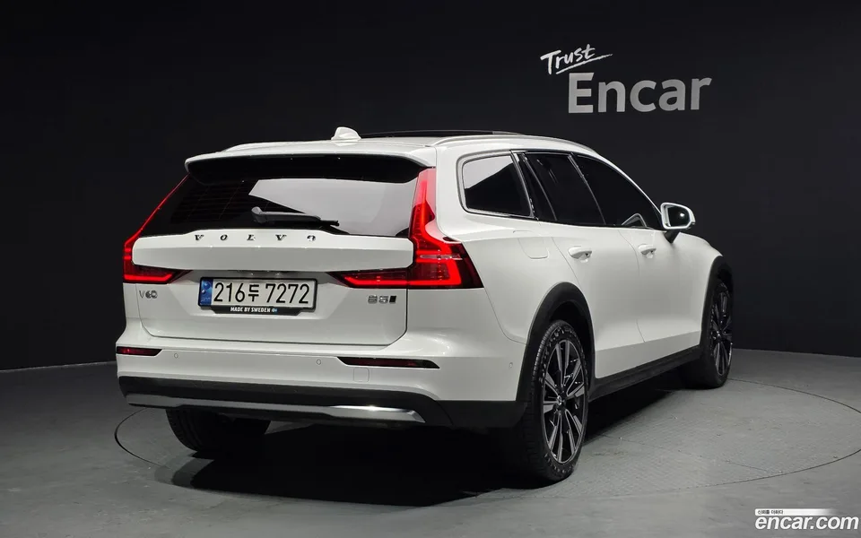 Volvo V60 Cross Country B5 AWD 2022 — миниатюра 2