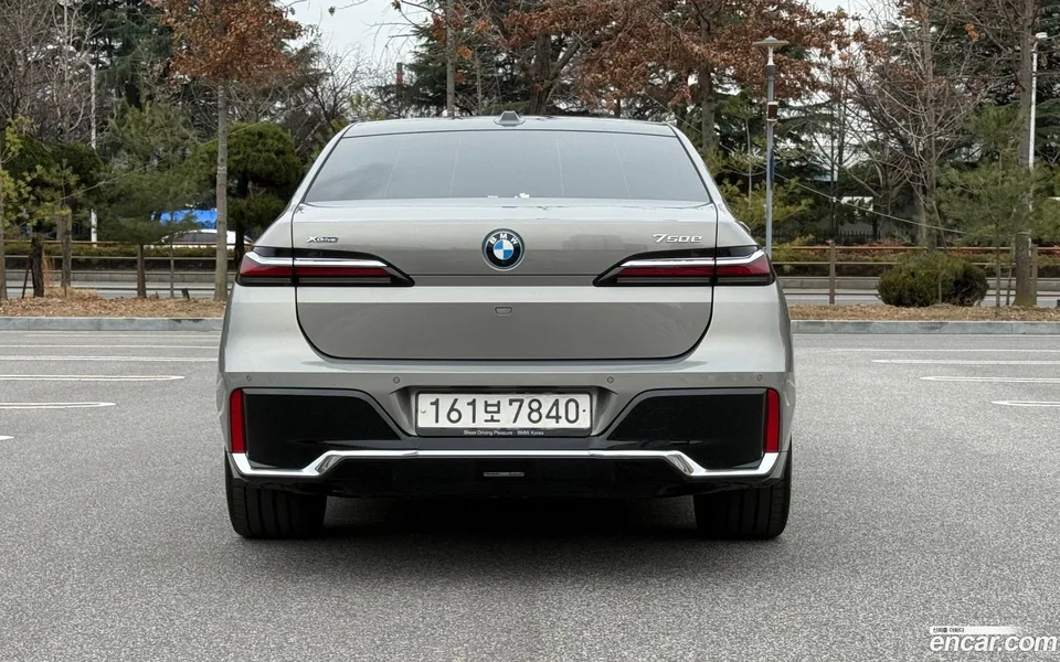 BMW 7 Series 750e xDrive M 2023 — миниатюра 3