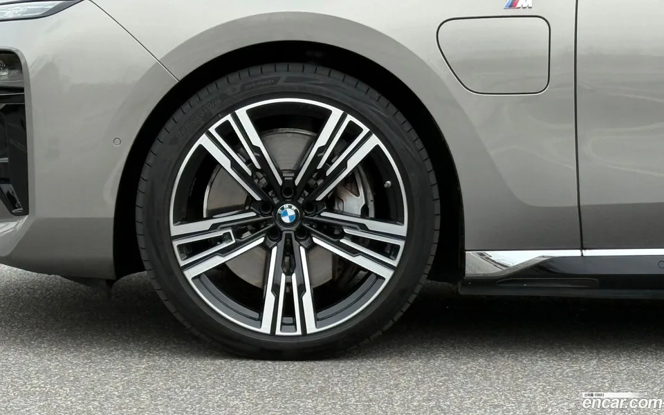 BMW 7 Series 750e xDrive M 2023 — миниатюра 5
