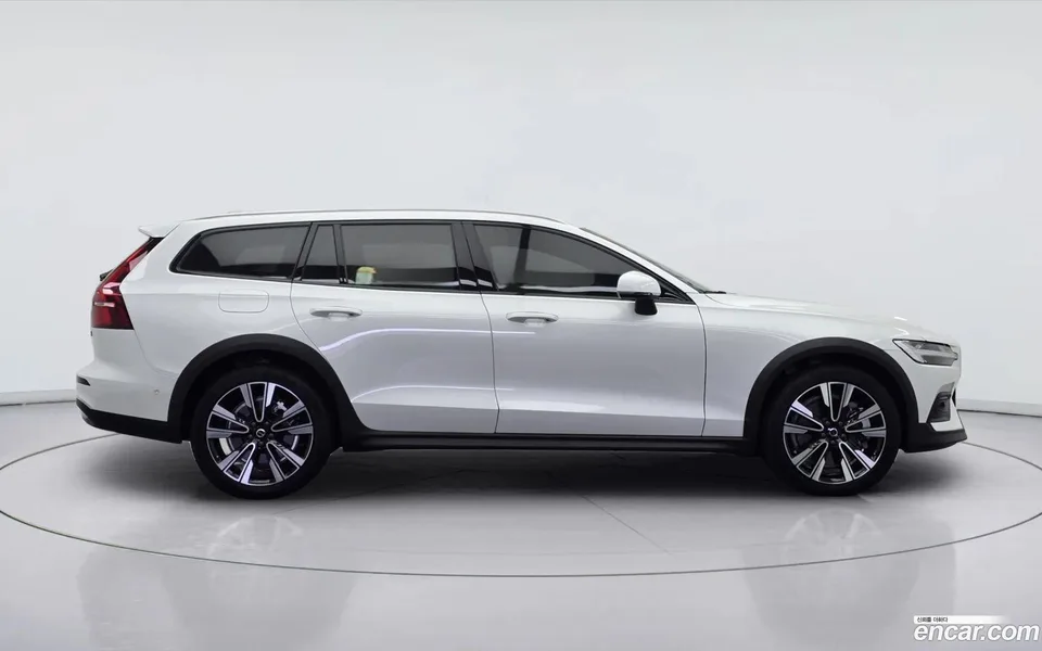 Volvo V60 Cross Country B5 AWD 2025 — миниатюра 3
