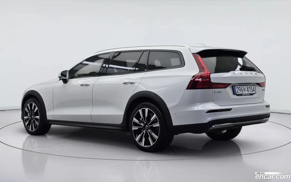 Volvo V60 Cross Country B5 AWD 2025 — миниатюра 4