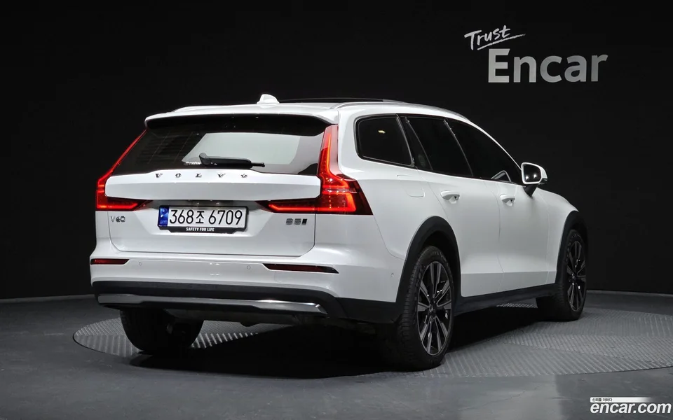 Volvo V60 Cross Country B5 AWD 2023 — миниатюра 2