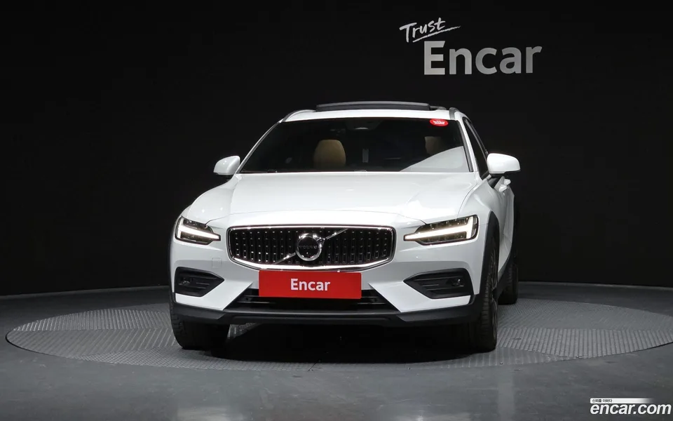 Volvo V60 Cross Country B5 AWD 2023 — миниатюра 3