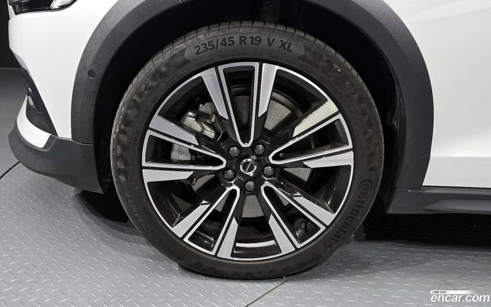 Volvo V60 Cross Country B5 AWD 2023 — миниатюра 5