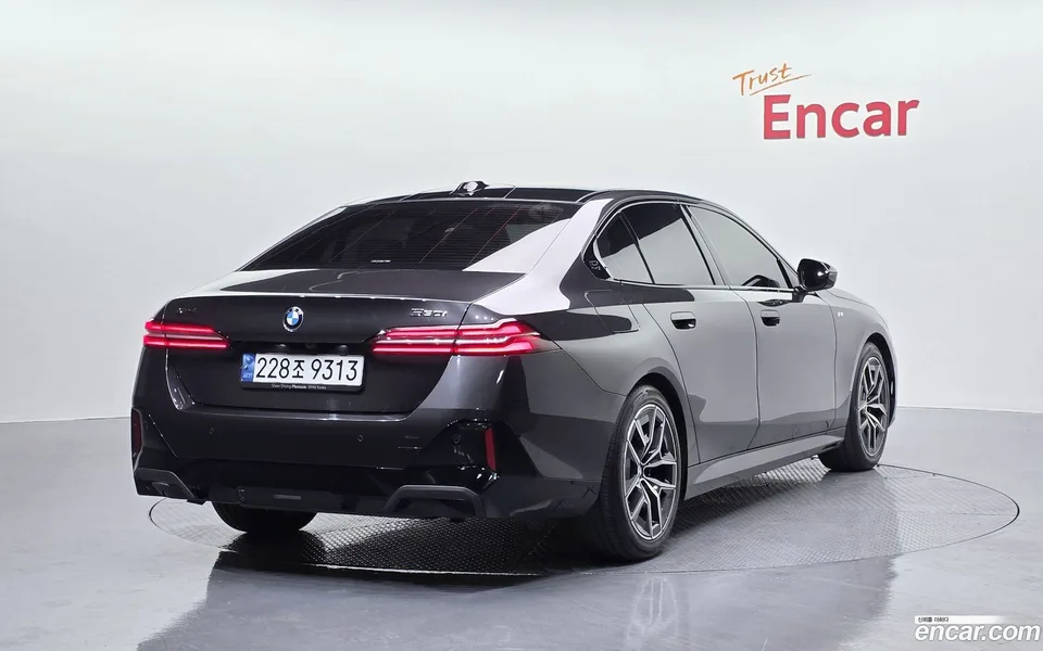 BMW 5 Series 520i M 2024 — миниатюра 2