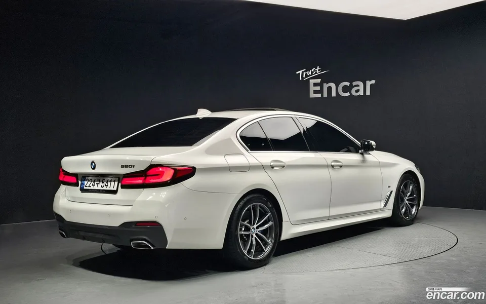 BMW 5 Series 520i M 2023 — миниатюра 2