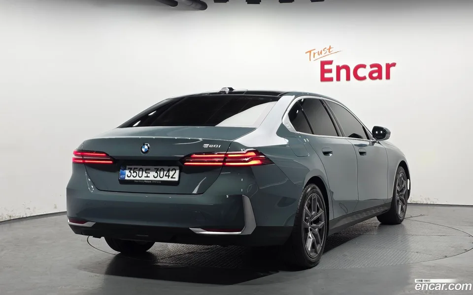 BMW 5 Series 520i 2025 — миниатюра 2