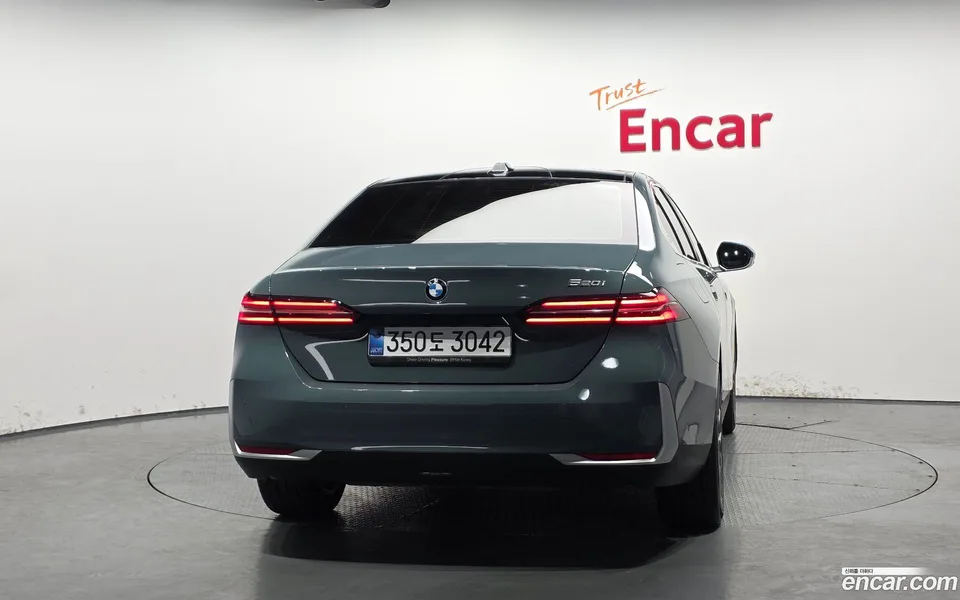 BMW 5 Series 520i 2025 — миниатюра 4