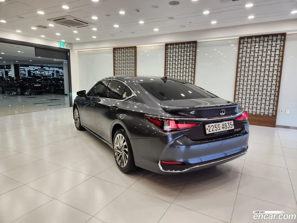 Lexus ES 300h 2025 — миниатюра 2