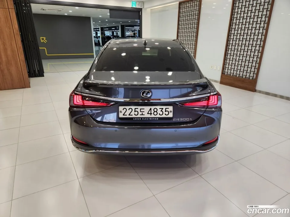 Lexus ES 300h 2025 — миниатюра 4
