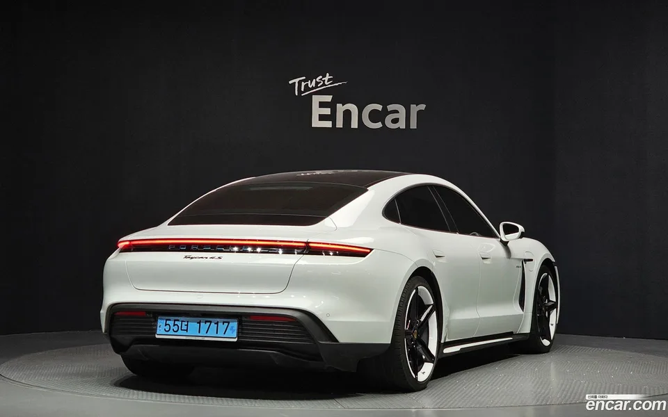 Porsche Taycan 2022 — миниатюра 2