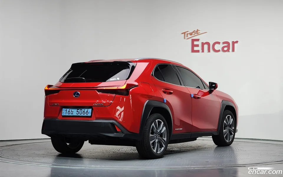 Lexus UX 300e 2WD 2022 — миниатюра 2