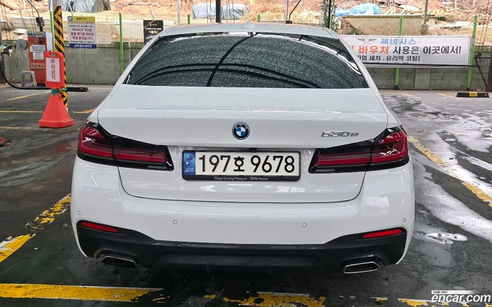 BMW 5 Series 530e M 2022 — миниатюра 5