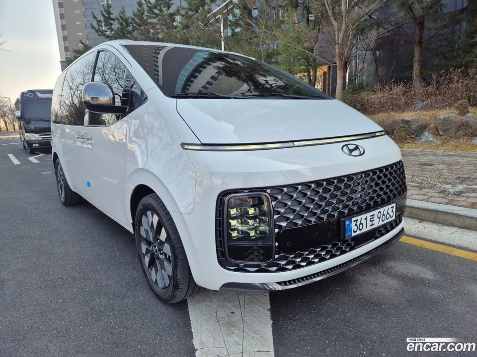 Hyundai Staria 9 2022 — фото 1, купить с доставкой в Москву