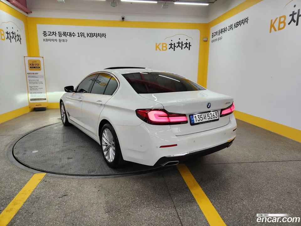 BMW 5 Series 520i 2022 — миниатюра 2