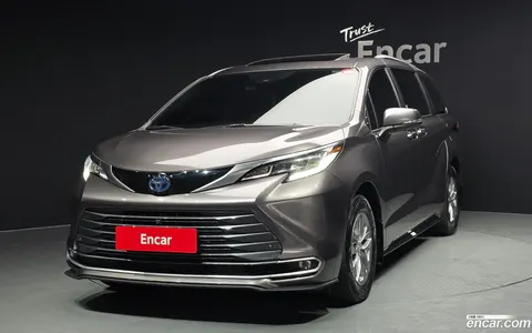 Toyota Sienna 2023 buy in Moscow