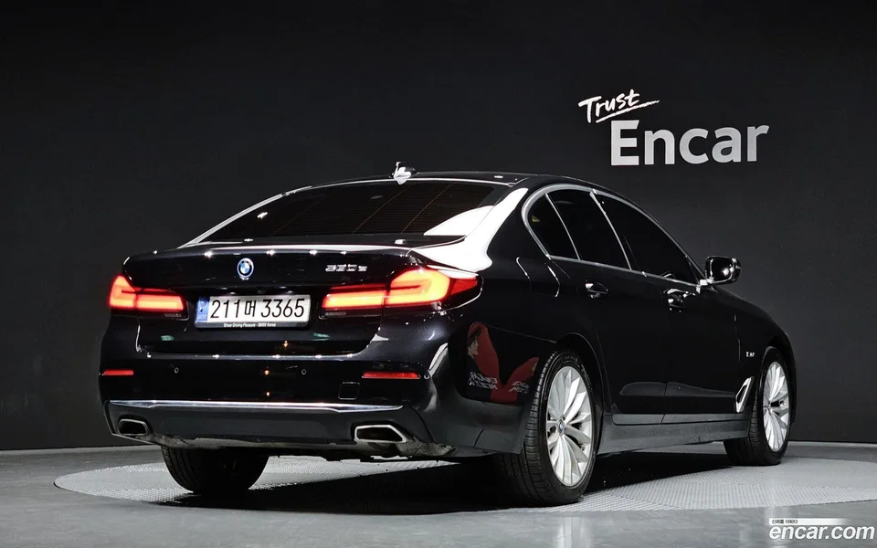 BMW 5 Series 530e 2022 — миниатюра 2