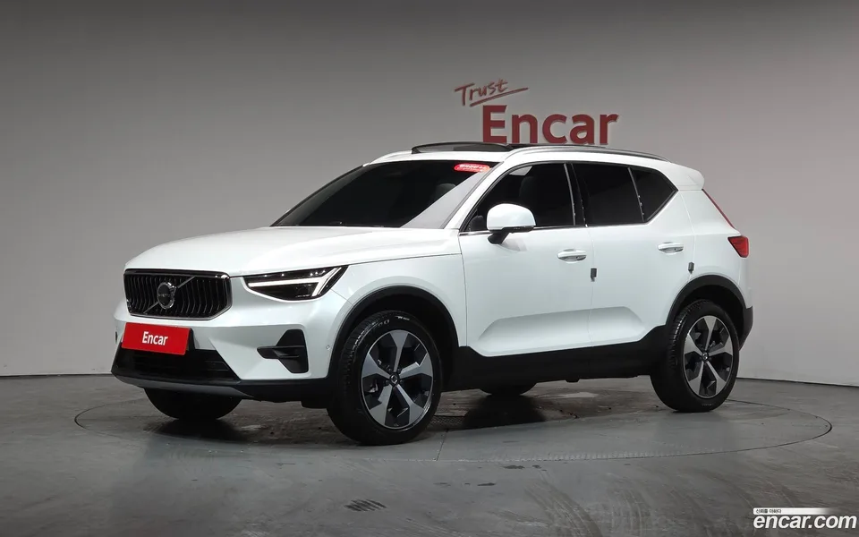 Volvo XC40 B4 2025 — фото 1, купить с доставкой в Москву