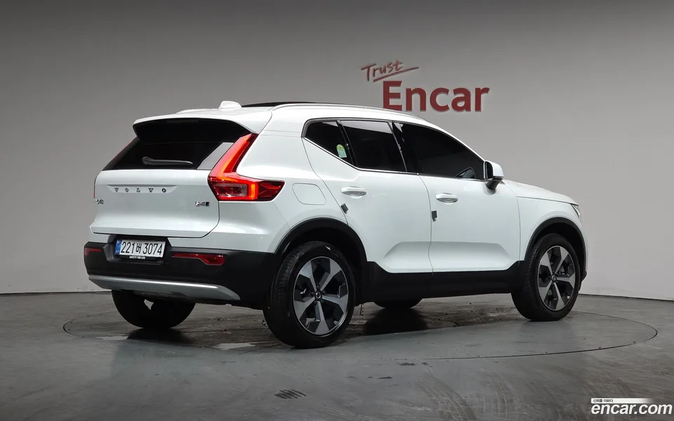 Volvo XC40 B4 2025 — миниатюра 2