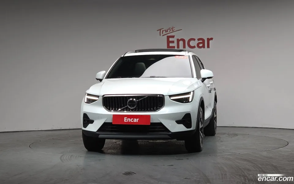 Volvo XC40 B4 2025 — миниатюра 3