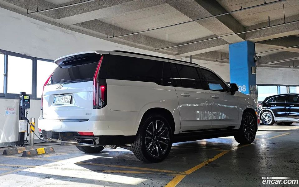 Cadillac Escalade 6.2 ESV 2023 — миниатюра 2
