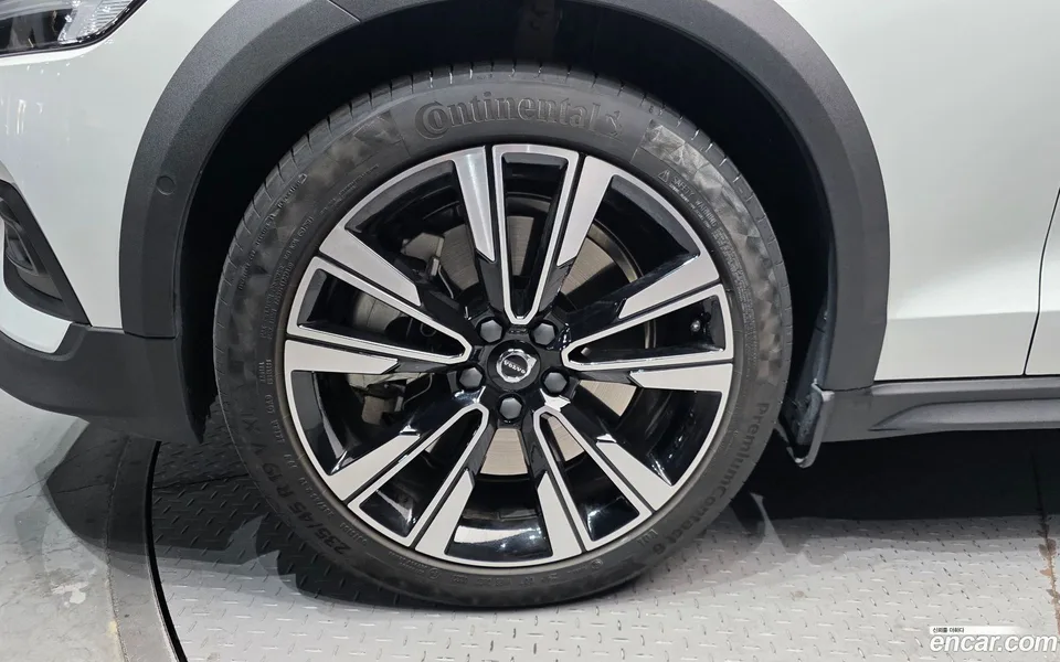Volvo V60 Cross Country B5 AWD 2024 — миниатюра 5