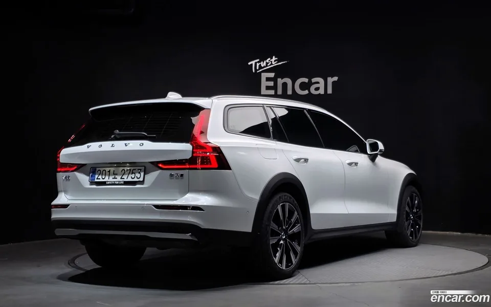 Volvo V60 Cross Country B5 AWD 2024 — миниатюра 2