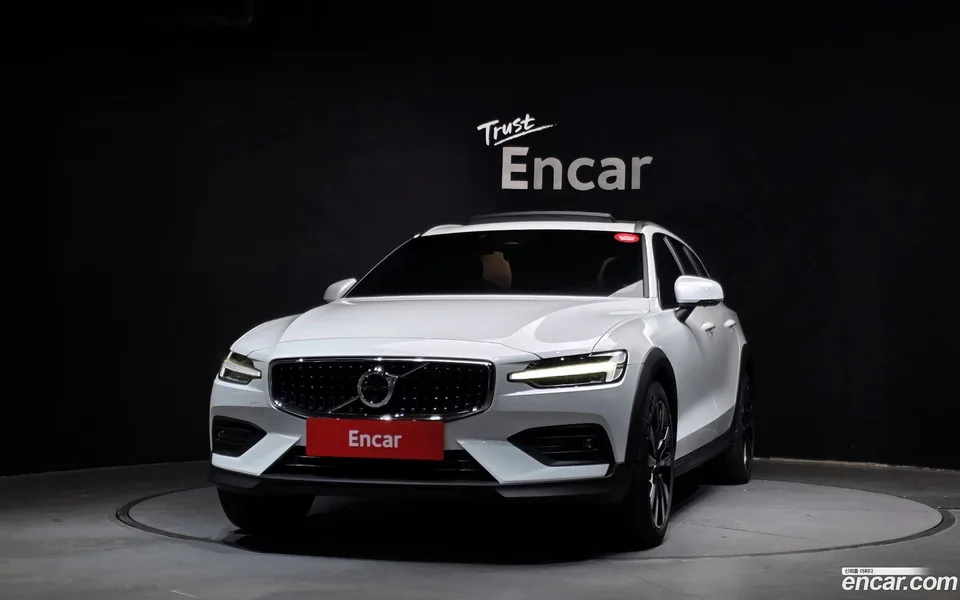 Volvo V60 Cross Country B5 AWD 2024 — миниатюра 3