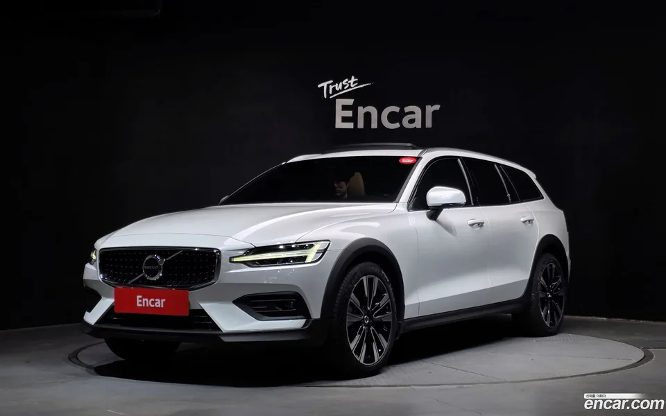 Volvo V60 Cross Country B5 AWD 2024 — фото 1, купить с доставкой в Москву