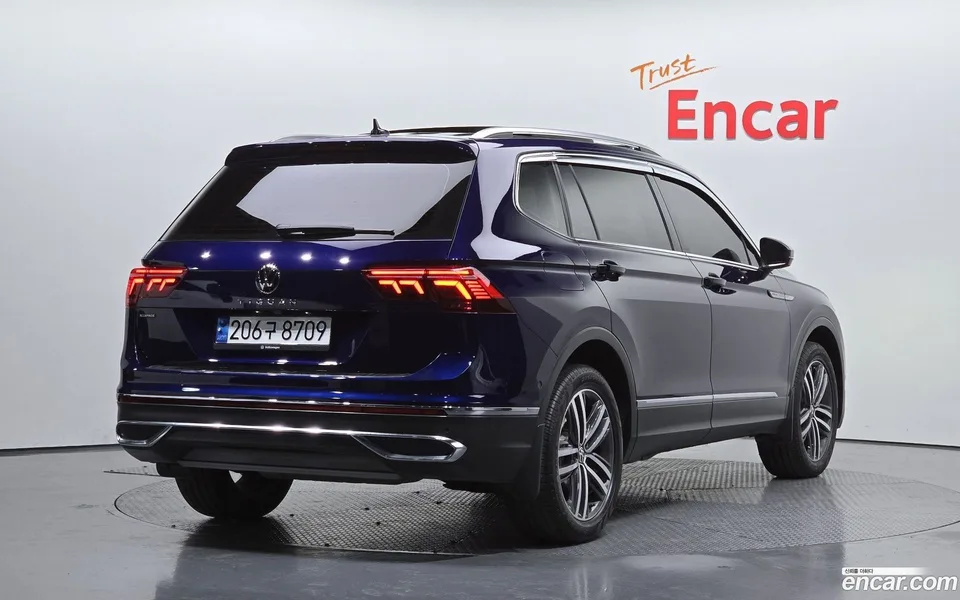 Volkswagen Tiguan Allspace 2.0 TSI 2023 — миниатюра 2