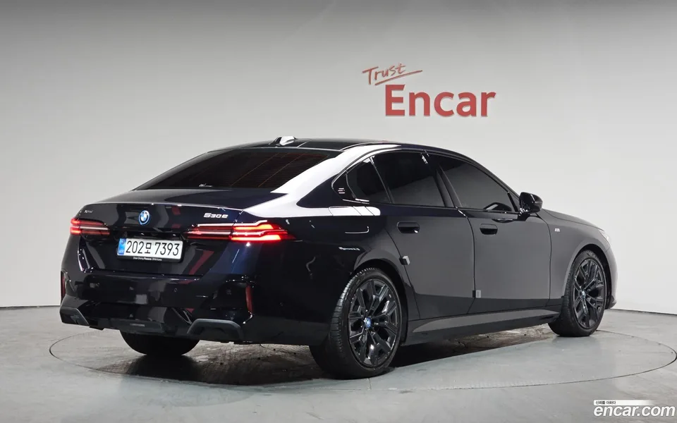 BMW 5 Series 530e xDrive M 2025 — миниатюра 2