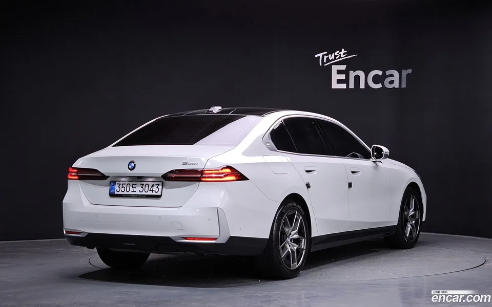 BMW 5 Series 520i 2025 — миниатюра 2