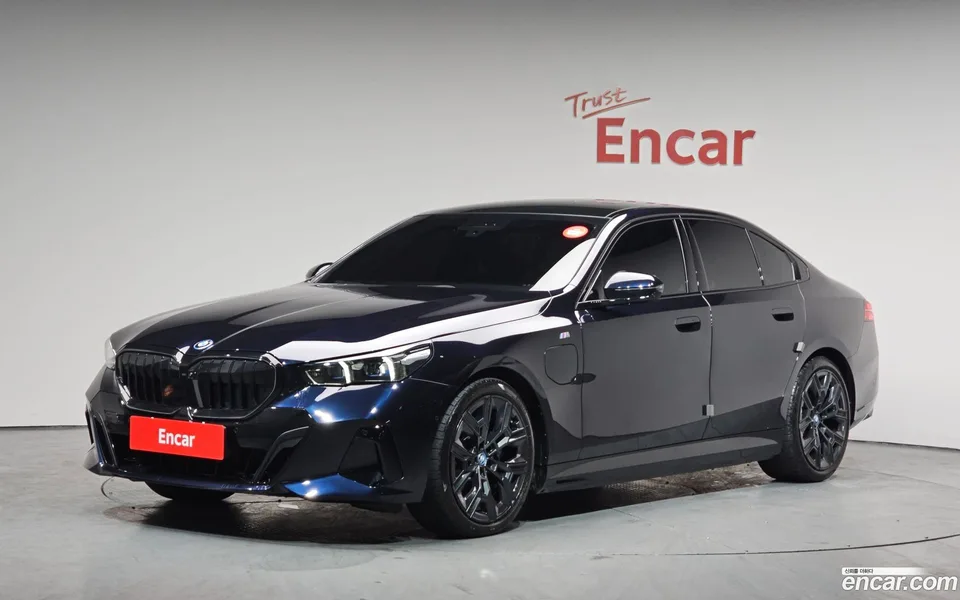 BMW 5 Series 530e xDrive M 2025 — фото 1, купить с доставкой в Москву