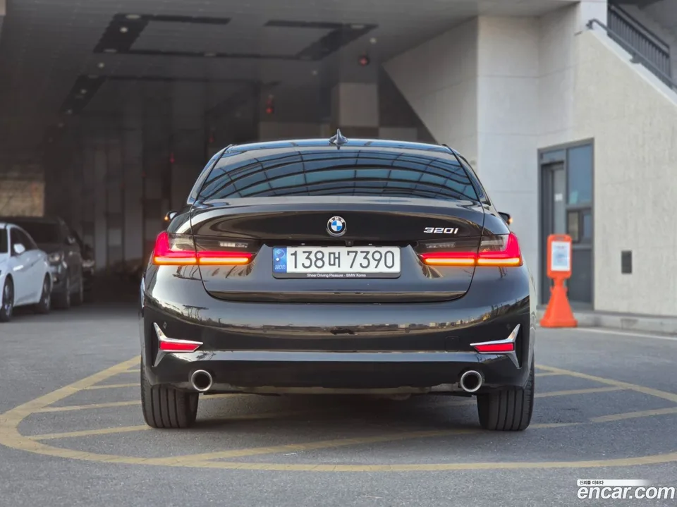 BMW 3 Series 320i 2022 — миниатюра 2