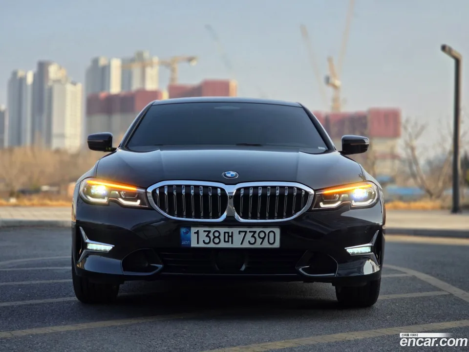 BMW 3 Series 320i 2022 — фото 1, купить с доставкой в Москву