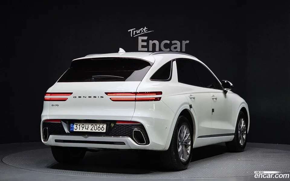 Genesis GV70 2.5T 2WD 2023 — миниатюра 2