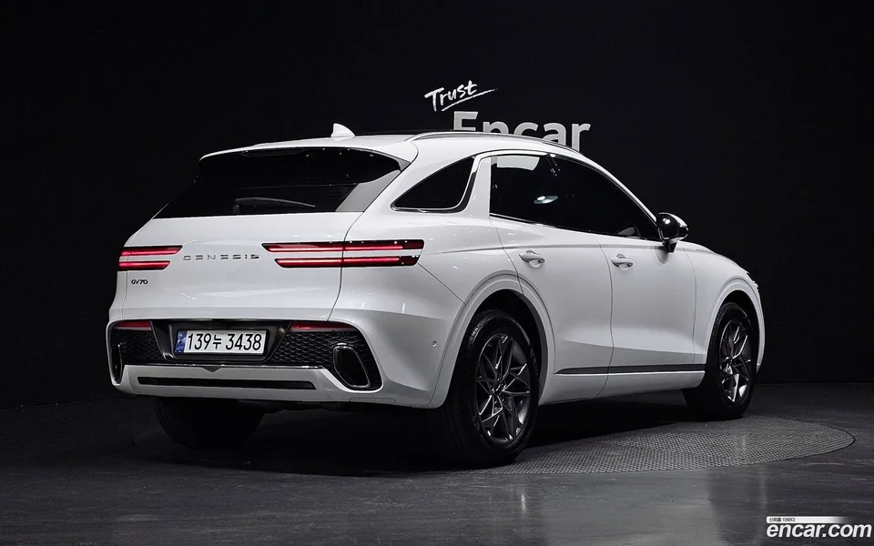 Genesis GV70 2.5T 2WD 2023 — миниатюра 2