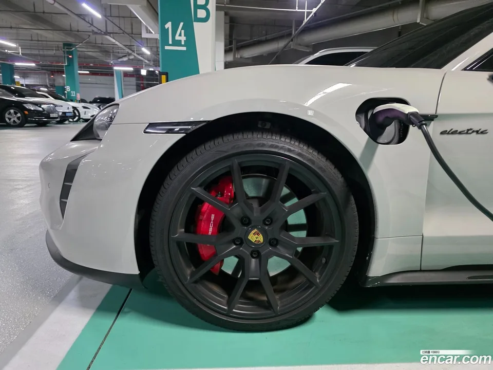 Porsche Taycan GTS 2023 — миниатюра 5