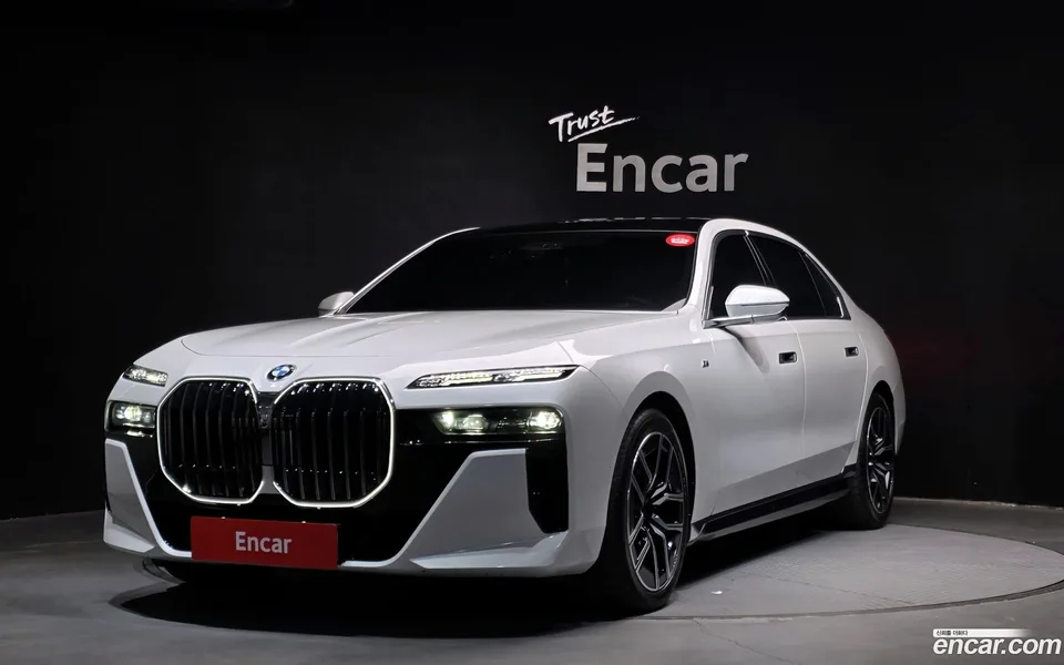 BMW 7 Series 740i xDrive M 2023 — фото 1, купить с доставкой в Москву