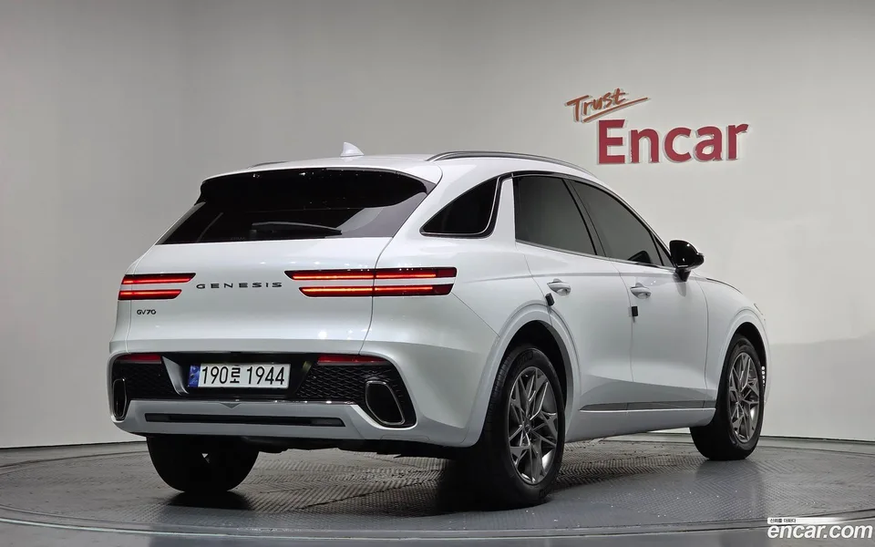 Genesis GV70 2.5T 2WD 2023 — миниатюра 2