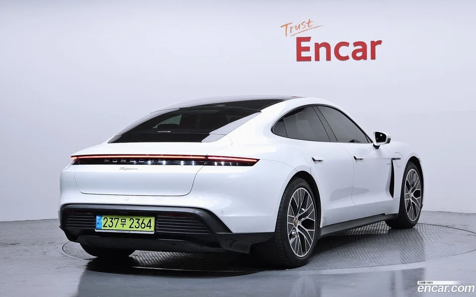 Porsche Taycan 2023 — миниатюра 2