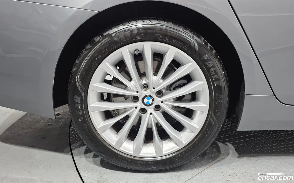 BMW 5 Series 520i 2023 — миниатюра 5