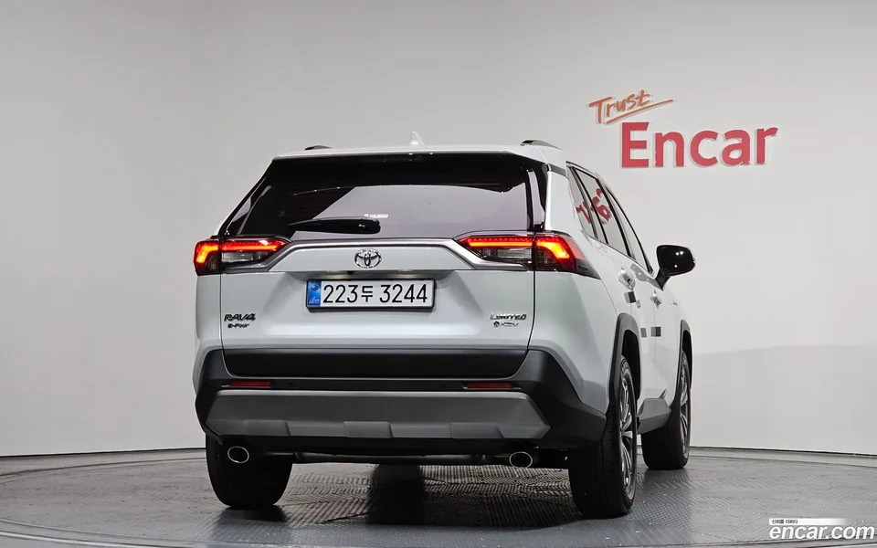 Toyota RAV4 2.5 4WD LTD 2025 — миниатюра 4