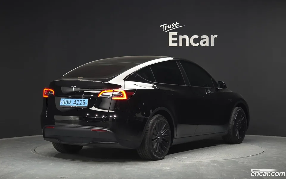 Tesla Model Y RWD 2023 — миниатюра 2