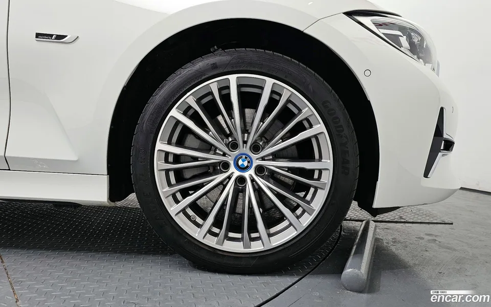 BMW 3 Series 320e 2022 — миниатюра 5