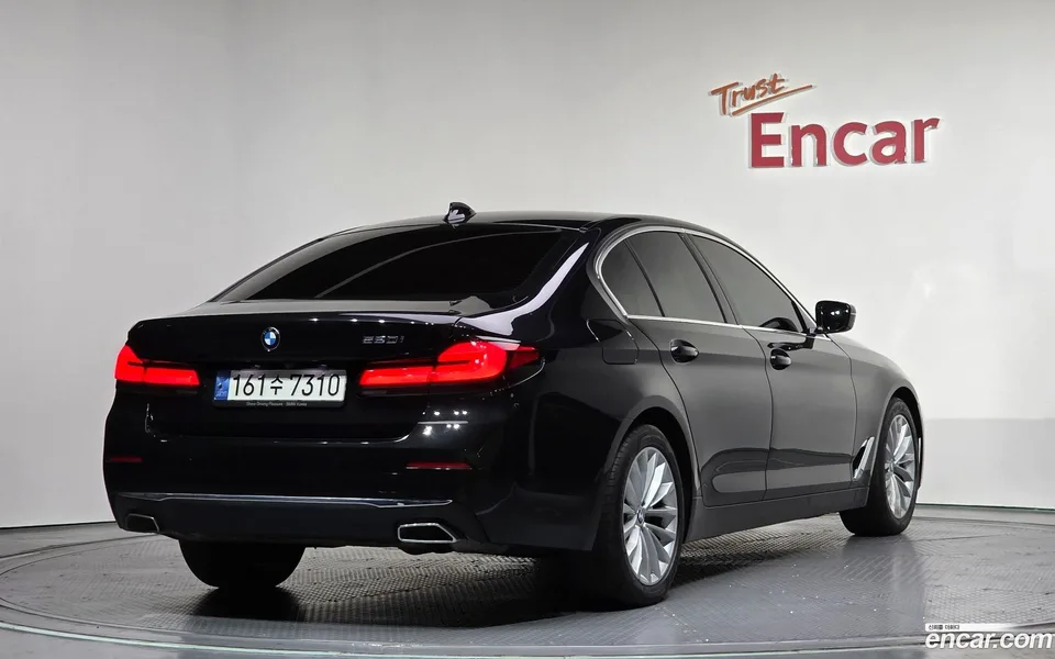 BMW 5 Series 520i 2022 — миниатюра 2