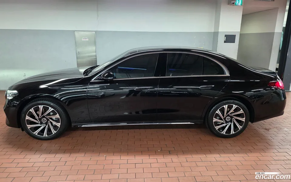 Mercedes-Benz E-Class E300 4MATIC 2025 — миниатюра 3
