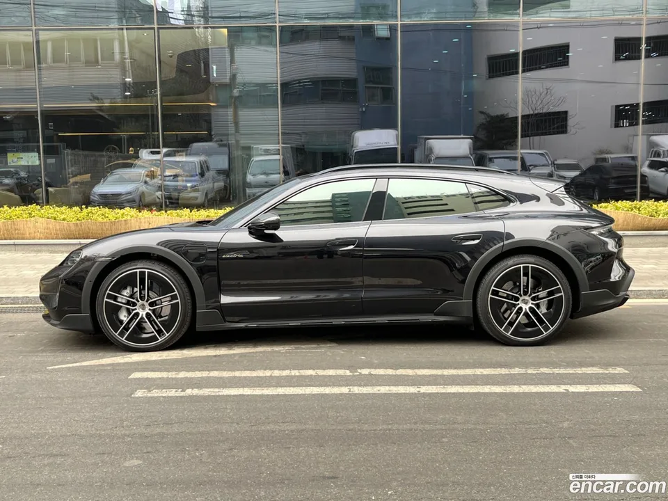 Porsche Taycan 2025 — миниатюра 2