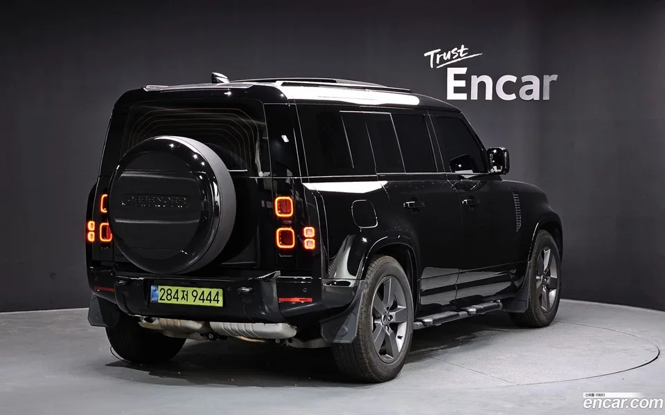 Land Rover Defender 110 D300 X- HSE 2025 — миниатюра 2